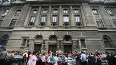 Profesorii și studenții de la Litere ies în stradă pentru a PROTESTA împotriva OUG prin care au fost modificate LEGILE JUSTIȚIEI