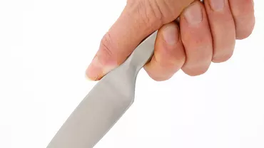 Șocant! Prezentatoarea TV a fost ATACATĂ ÎN DIRECT. O femeie a încercat să O ÎNJUNGHIE (VIDEO)