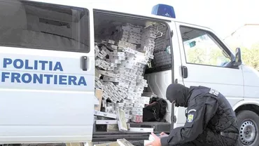 Caz incredibil în Iaşi! Şeful de la Tarom şi un poliţist din aeroport, prinşi în timp ce făceau contrabandă cu ţigări (VIDEO)