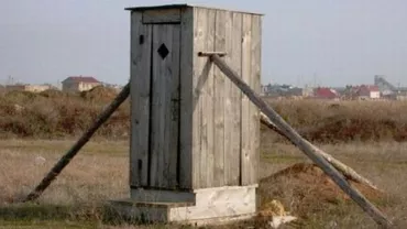 Interzis la WC în fundul curţii: Românii care refuză branşarea la canalizare vor fi amendaţi drastic