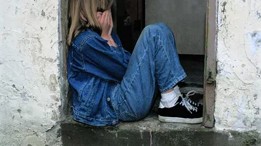 HALUCINANT! O femeie și-a lăsat singuri acasă cei cinci copii minori pentru a pleca ÎN VACANȚĂ cu un bărbat