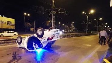 O mașină de POLIȚIE aflată în MISIUNE a fost LOVITĂ ÎN PLIN de un alt autovehicul