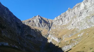 O turistă neechipată A ALUNECAT într-o râpă pe drumul spre cabană Caraiman