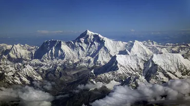 Topirea accentuată a gheţarilor dezvăluie tot mai multe CADAVRE pe Muntele Everest