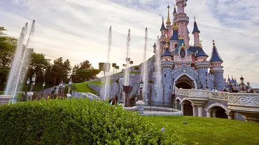 PANICĂ la Disneyland Paris în urma unei alerte false. 'Se aud împuşcături şi detonări' (VIDEO)
