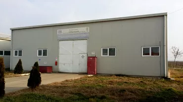 ”Munca te va elibera”. La intrarea unei firme de stat din Prahova este scris mesajul de la intrarea în lagărul de concentrare nazist Auschwitz