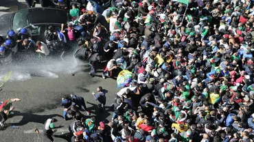 Președintele algerian Bouteflika se pregătește să demisioneze, după săptămâni de proteste uriașe completate de rebeliunea șefului armatei! Conduce Algeria de 20 de ani