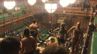 Momentul în care protestatari dezbrăcaţi au intrat în Parlamentul Marii Britanii, în timpul discuţiilor pentru Brexit (FOTO, VIDEO)