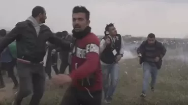 A treia zi de VIOLENȚE în taberele de imigranți din Grecia! Poliția elenă a intervenit în FORȚĂ pentru a le bloca trecerea spre Macedonia de Nord (VIDEO)