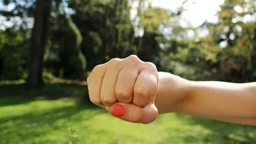 O tânără din Elveția a fost ACUZATĂ de lovituri după ce i-a SPART NASUL agresorului său! De ce a fost ACHITATĂ ulterior