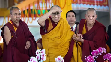 TRAGEDIA MOMENTULUI: Dalai Lama, dus DE URGENȚĂ la spital! Diagnosticul medicilor este CRUNT