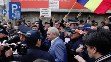 Procesul lui Liviu Dragnea, amânat până pe 20 mai: Judecătorii aşteaptă decizia CCR. Dragnea a părăsit instanţa, flancat de jandarmi, în scandările protestatarilor (VIDEO)