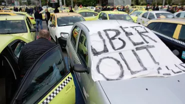 Taximetriştrii protestează, din nou, în Piaţa Victoriei împotriva aplicaţiilor de ride-sharing (VIDEO)