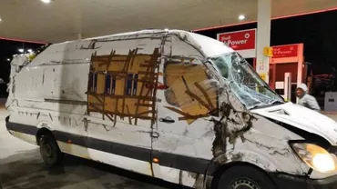 VIRALUL ZILEI! Un buzoian inconștient  a mers 1.000 de kilometri cu un microbuz făcut praf într-un accident! Nimeni nu l-a tras pe dreapta (FOTO)