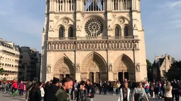 Fotografia devenită VIRALĂ după incendiul de la Notre Dame: 'Ajută-l să găsească asta!' (FOTO)