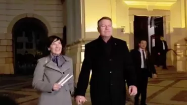 Preşedintele Klaus Iohannis participă, alături de soţia sa, la slujba de Înviere de la Biserica Romano-Catolică din Piața Mare a Sibiului (VIDEO)