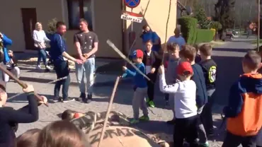 Antisemitismul revine în forță în Polonia: A fost reluat un controversat ritual de Paști, în care Iuda este 'JUDECAT', BĂTUT, DECAPITAT și INCENDIAT (VIDEO)