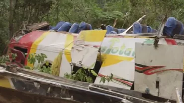 DOAMNE, CE TRAGEDIE! 25 de MORȚI după ce un autobuz A CĂZUT într-o prăpastie adâncă de sute de metri
