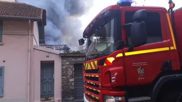După Notre-Dame, o nouă DRAMĂ lovește Franța: INCENDIU PUTERNIC în Versailles! ZECI de autospeciale şi de pompieri intervin de URGENȚĂ (VIDEO)