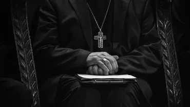 SCANDAL SEXUAL la Episcopia Reformată din Oradea: Episcopul și-ar fi lăsat amanta gravidă! Femeia l-a dat în vileag cu o serie de mesaje indecente: ”Să sărut GEMENELE”