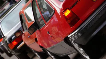 Panică pentru șoferi pe Defileul Jiului: Mai multe stânci au început să se desprindă și să cadă peste mașini (FOTO)