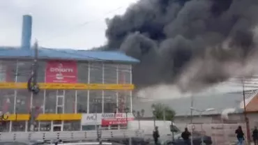 INCENDIU DEVASTATOR la un complex comercial din Ilfov. Flăcările au cuprins 3.000 de metri pătrați  (VIDEO, FOTO)