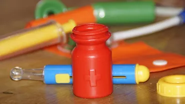 Puiul tău e bolnăvior? Vezi ce medicamente NU trebuie să-i dai!