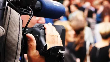 AȘA ceva este FĂRĂ PRECEDENT! Faimoasa prezentatoare TV, BĂTUTĂ ÎN DIRECT! Imagini ȘOCANTE cu atacul (VIDEO)