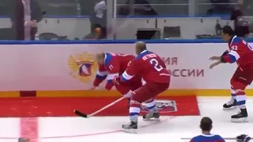 Momentul în care Vladimir Putin cade în nas după un meci de hockey (VIDEO)