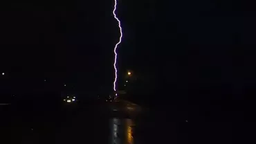Un loc a fost lovit de fulgere de 11 ori la rând (VIDEO)