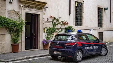 Scandal în Napoli, creat de un român: Bărbatul s-a LUPTAT, dezbrăcat, cu carabinierii (VIDEO)