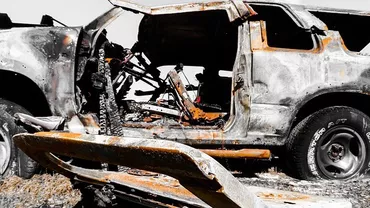 DE NECREZUT! Un bărbat şi-a incendiat mașina pentru a obţine bani de la asigurări