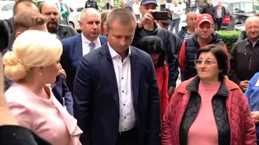 Momentul care a stârnit hohote de râs în timpul vizitei premierului la Zalău. Cum a reacționat o pensionară când Dăncilă i-a cerut numărul de telefon (VIDEO)