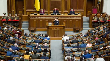 Criză politică din Ucraina se adânceşte. În aceeaşi zi cu dizolvarea parlamentului, premierul ucrainean și-a anunțat demisia