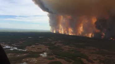 INCENDIU DEVASTATOR: Mii de oameni EVACUAȚI din calea prăpădului. Focul se întinde pe zeci de mii de hectare (FOTO)