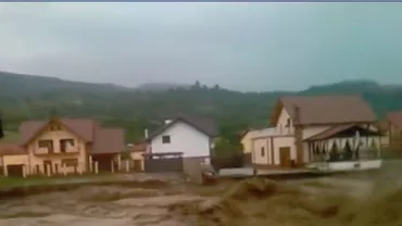 BILANȚ CATASTROFAL după FURTUNILE VIOLENTE de vineri: Peste 40 de localităţi din 20 de judeţe au fost afectate de fenomenele meteo severe (VIDEO)