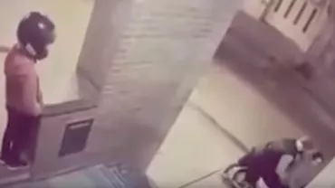 O fetiță de 11 ani a bătut hoțul care încerca să fure scuterul mamei sale (VIDEO)