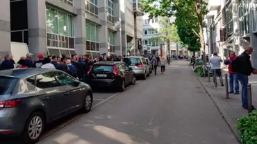 Cozi de 2.000 de români, în Stuttgart. Oamenii vor să voteze la europarlamentare și la referendum (FOTO)