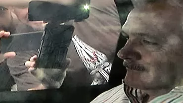 PRIMA IMAGINE cu Liviu Dragnea în mașina care l-a dus la pușcărie: Diversiune cu mai multe autoturisme la reședința liderului PSD. Acesta a fost ridicat într-un Duster și dus la Rahova în huiduielile mai multor persoane (FOTO, VIDEO)