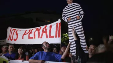PROTEST la Ministerul Afacerilor Externe, după umilința la care a fost supusă diaspora. Oamenii au scandat împotriva autorităților: ”Slugile lui Dragnea” (FOTO)