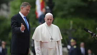 Ce cadouri a primit Papa Francisc de la președinte Iohannis: Printre acestea, o minge cu autograful lui Hagi și o vâslă ce a aparținut lui Ivan Pazaichin