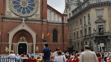 Credincioșii s-au strâns deja în fața Catedralei Sfântul Iosif din București, în așteptarea Papei Francisc: 'Este emoționant, este onorant. Sunt sentimente frumoase, de întărire a credinței' - Românii au rostit în cor RUGĂCIUNEA COLECTIVĂ (VIDEO, FOTO)
