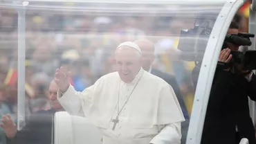 Papa Francisc și-a întrerupt discursul pentru a povesti un moment emoționant, trăit la Iași: 'Bunicii visează când nepoții merg înainte și nepoții, atunci când au rădăcini' (VIDEO)