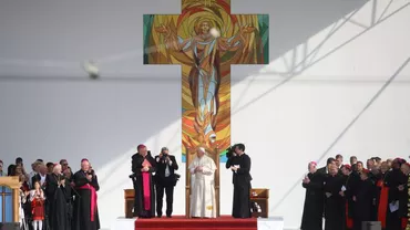 Papa Francisc: Noi aparţinem unii altora, iar fericirea noastră personală se realizează făcându-i fericiţi pe ceilalţi. Pentru a merge împreună acolo unde eşti, să nu uiţi de ceea ce ai învăţat în familie (VIDEO)