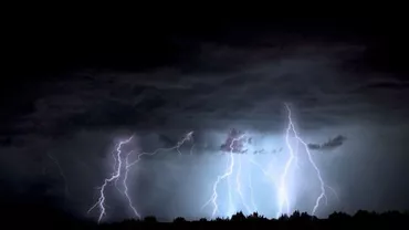Ploile nu se opresc nici în zilele următoare: COD PORTOCALIU în 11 județe. Aversele vor fi însoțite de descărcări electrice, intensificări ale vântului, vijelii și grindină