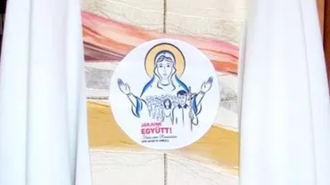 Presa maghiară acuză autorităţile române că au obligat să fie acoperite inscripţiile maghiare de pe veşmintele liturgice purtate de Suveranul Pontif la slujba de la Şumuleu Ciuc (FOTO)