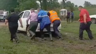 Ministrul Deneș s-a IMPOTMOLIT în NOROAIELE din Galați, după viitura care a lovit județul (VIDEO)