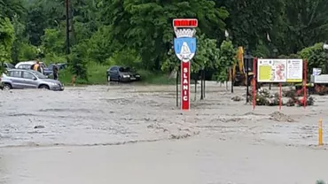 Slănic a ajuns ca Veneția după o ploaie torențială de jumătate de oră (VIDEO)