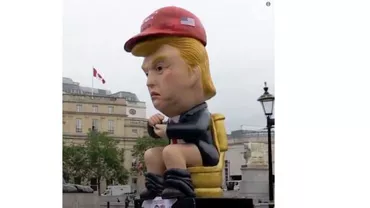 Trump, ridiculizat iar în UK: O statuie uriașă care-l înfățișează stând pe toaletă a apărut în centrul Londrei (VIDEO)
