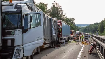 ACCIDENT cumplit în Germania! Un șofer de TIR, STRIVIT de alte două camioane. Imagini TERIBILE (FOTO)